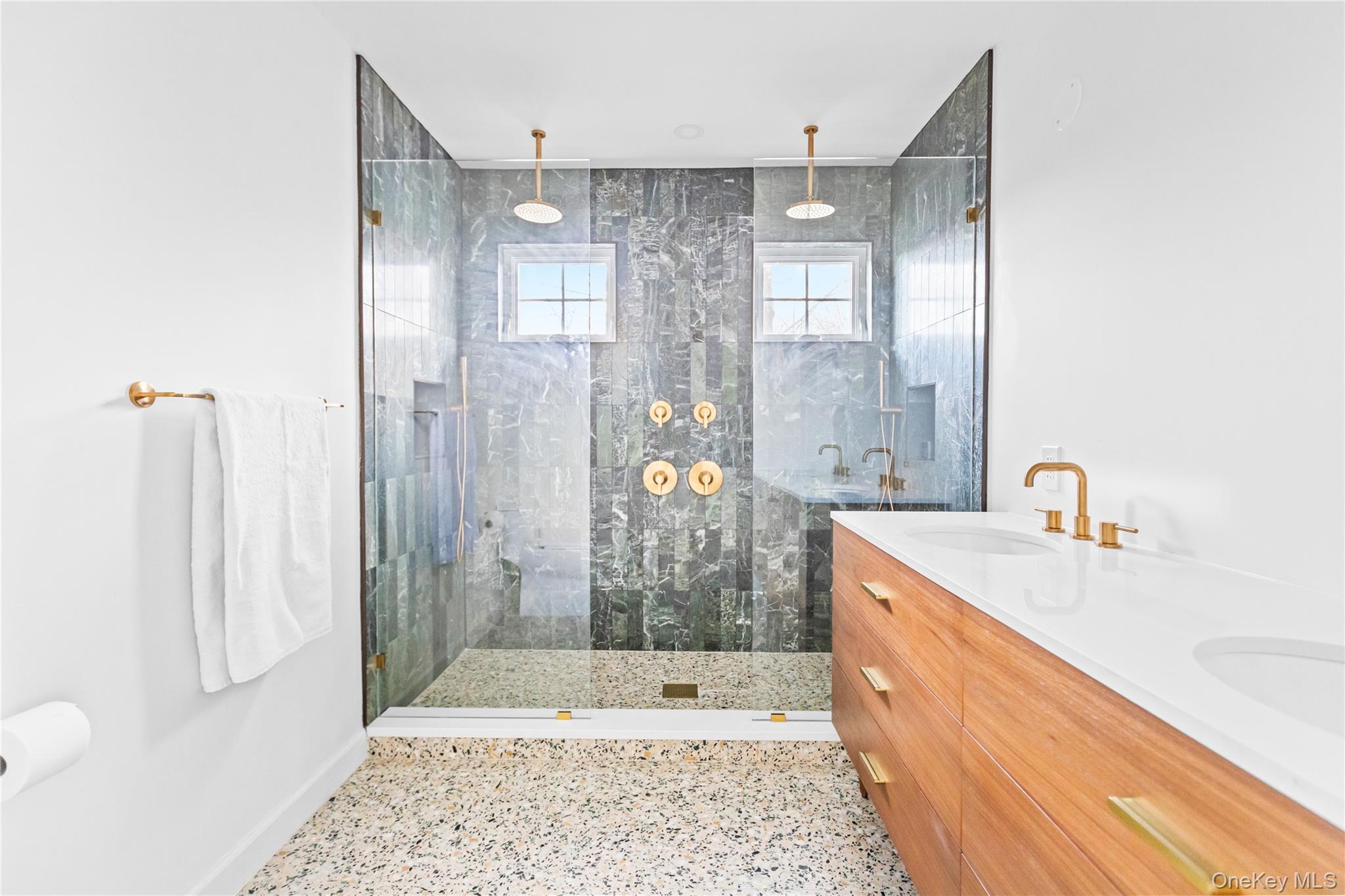 21 N Howells Point Road, Bellport Village, NY 11713