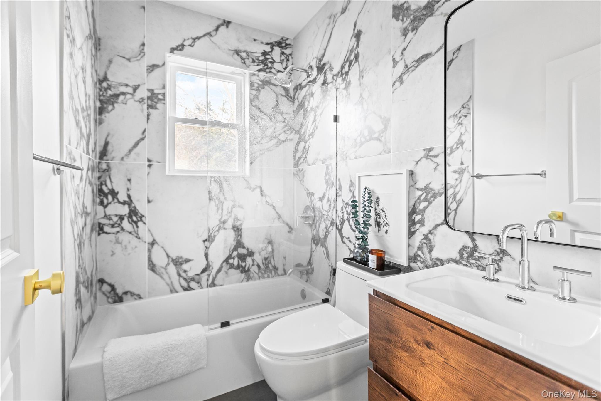 21 N Howells Point Road, Bellport Village, NY 11713