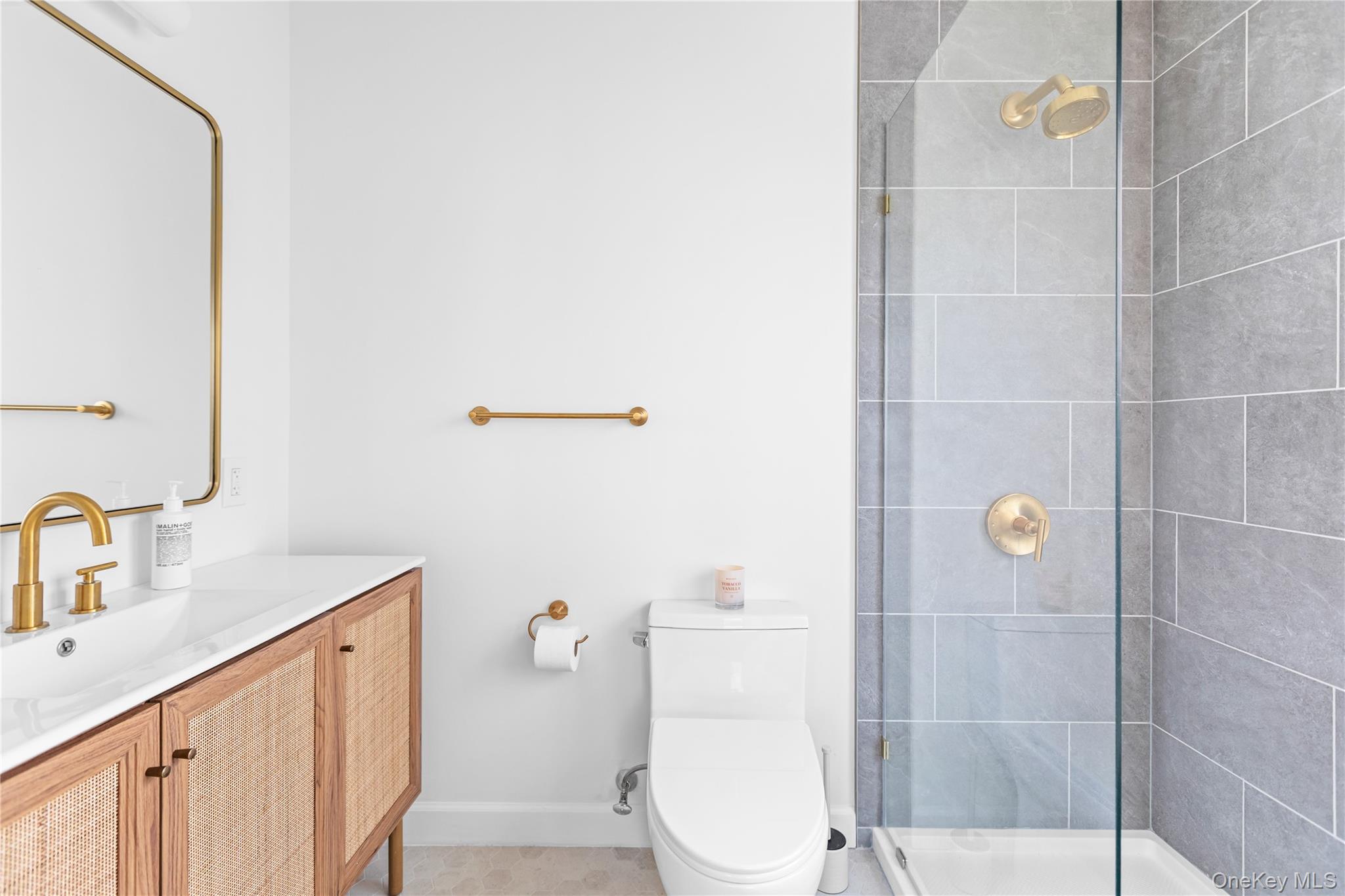 21 N Howells Point Road, Bellport Village, NY 11713