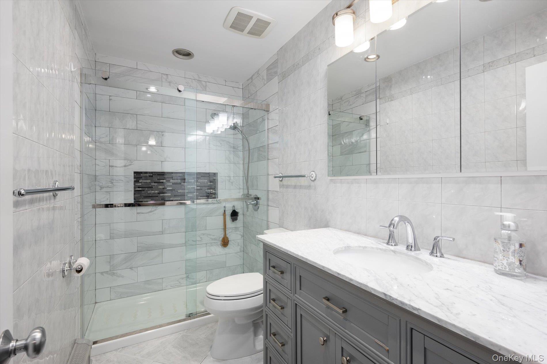 525 Roosevelt Avenue, Massapequa Park, NY 11762