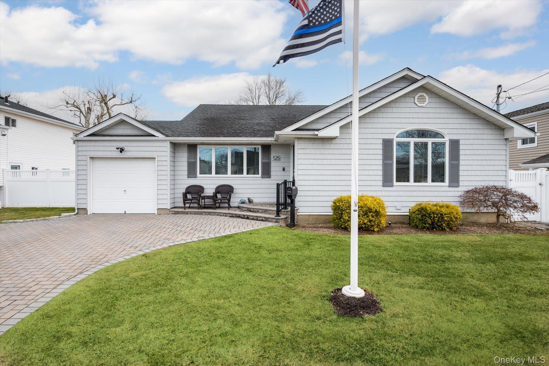 525 Roosevelt Avenue, Massapequa Park, NY 11762