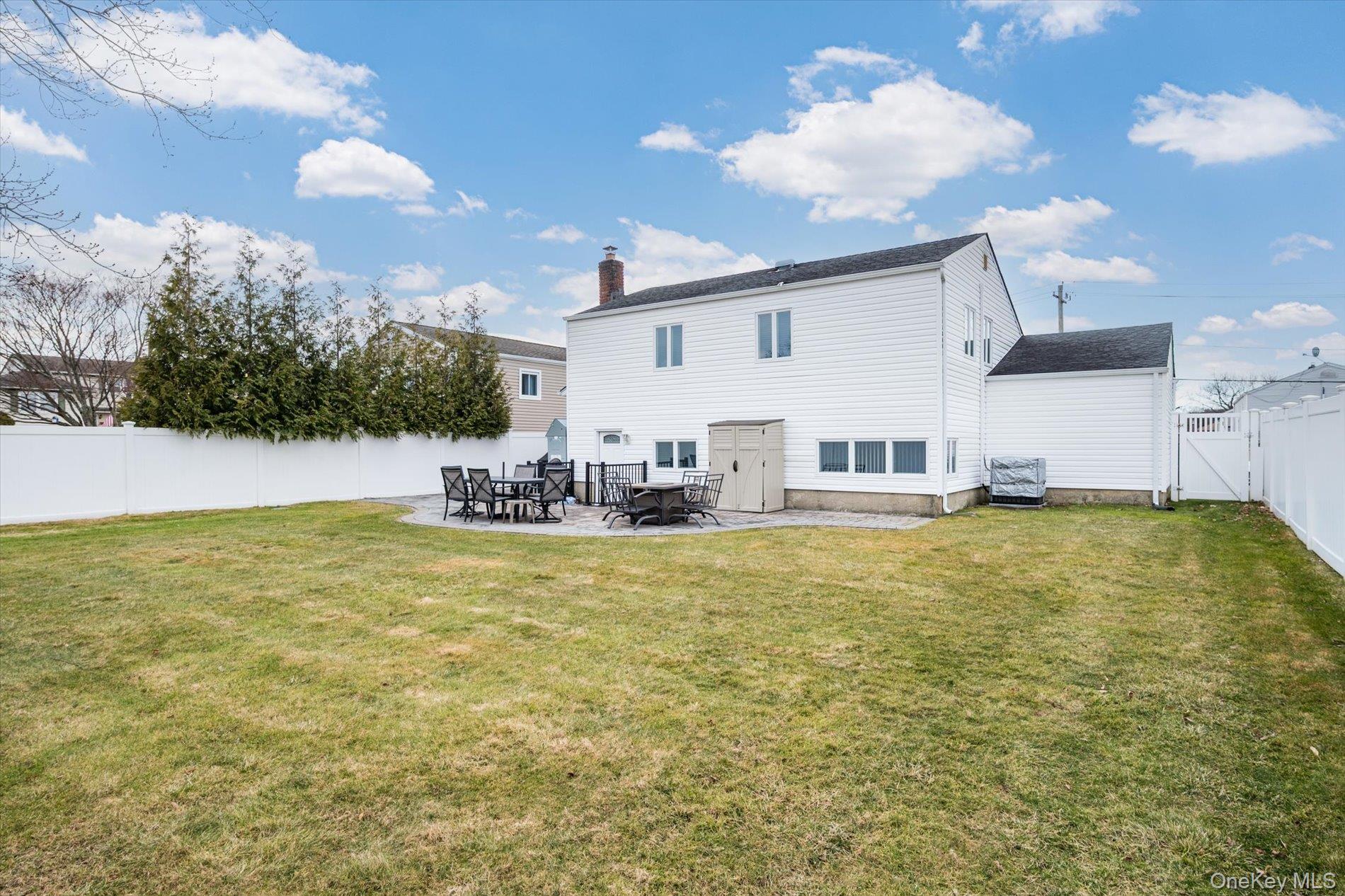 525 Roosevelt Avenue, Massapequa Park, NY 11762