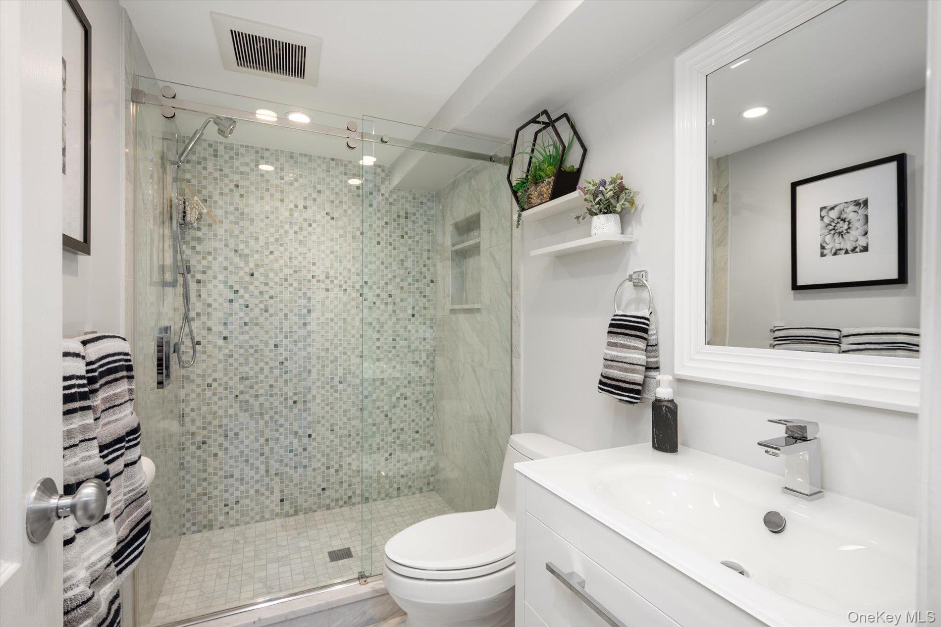 525 Roosevelt Avenue, Massapequa Park, NY 11762