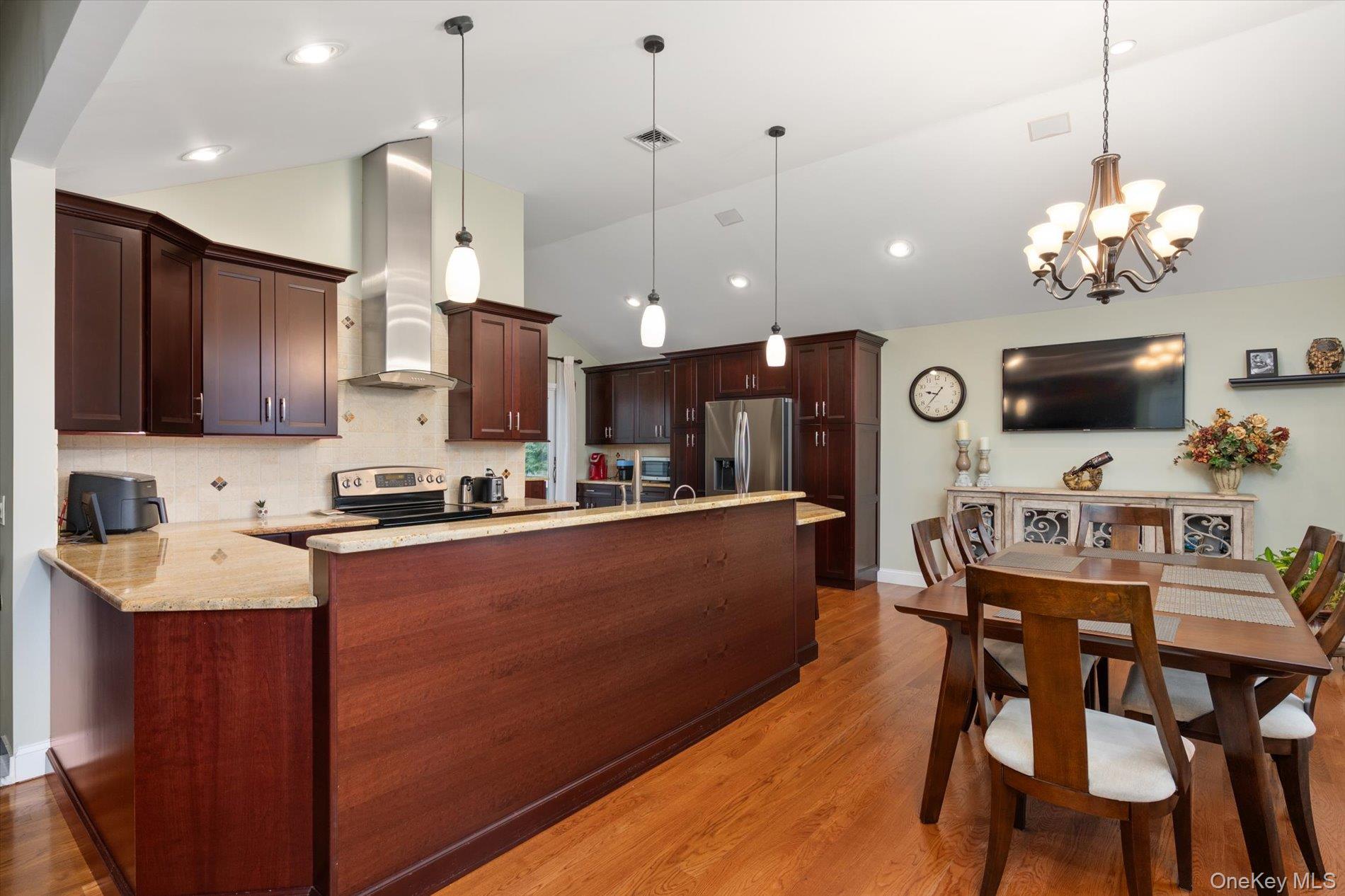 525 Roosevelt Avenue, Massapequa Park, NY 11762