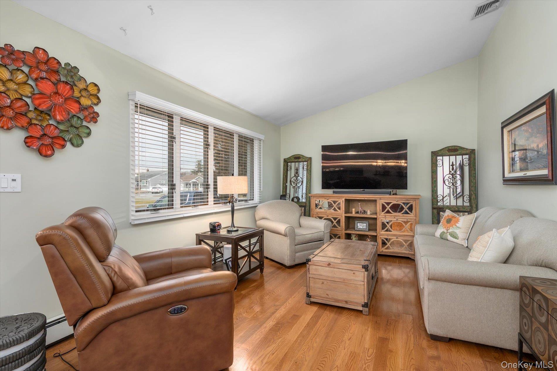 525 Roosevelt Avenue, Massapequa Park, NY 11762