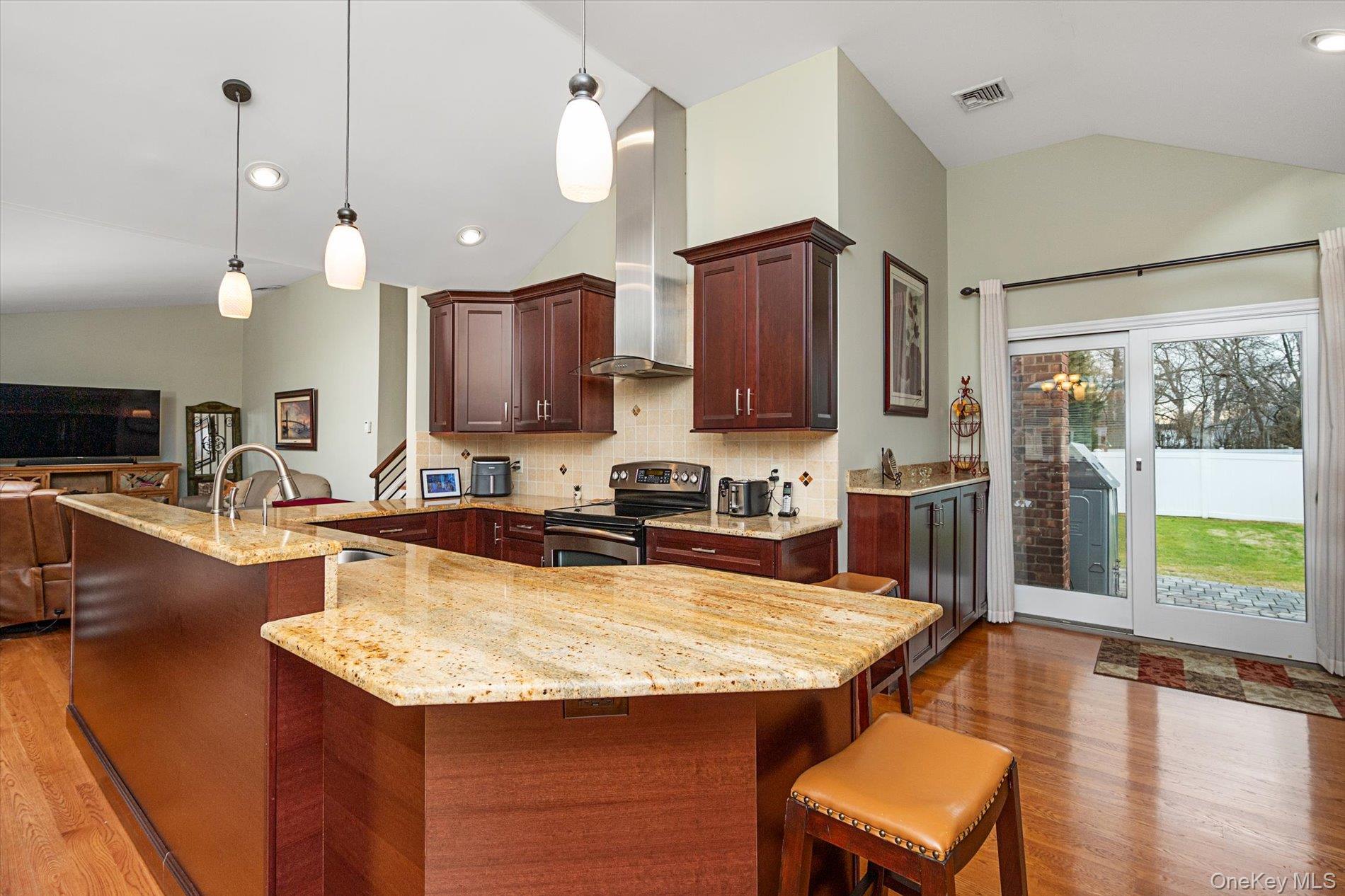 525 Roosevelt Avenue, Massapequa Park, NY 11762