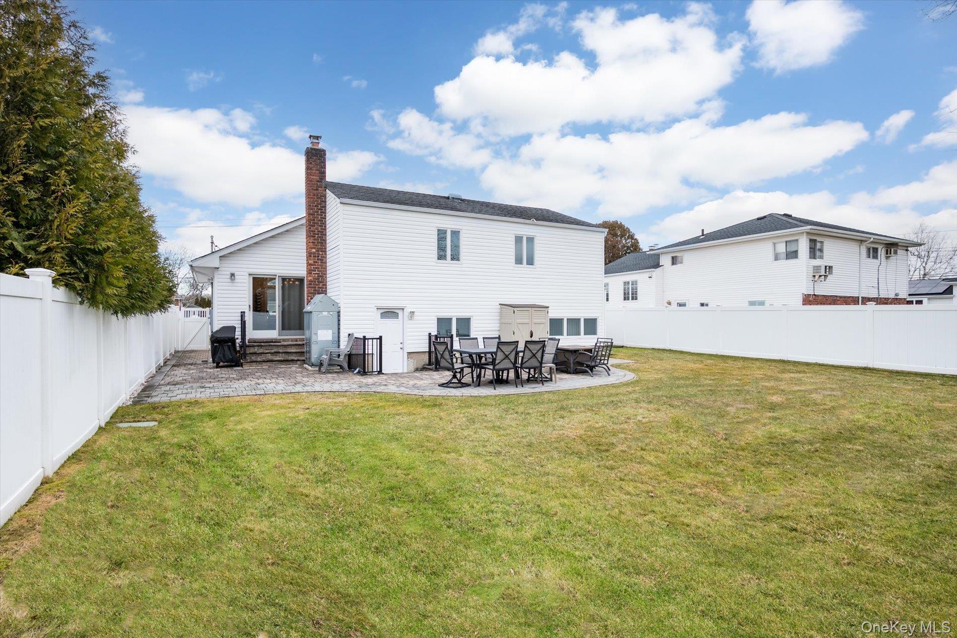 525 Roosevelt Avenue, Massapequa Park, NY 11762