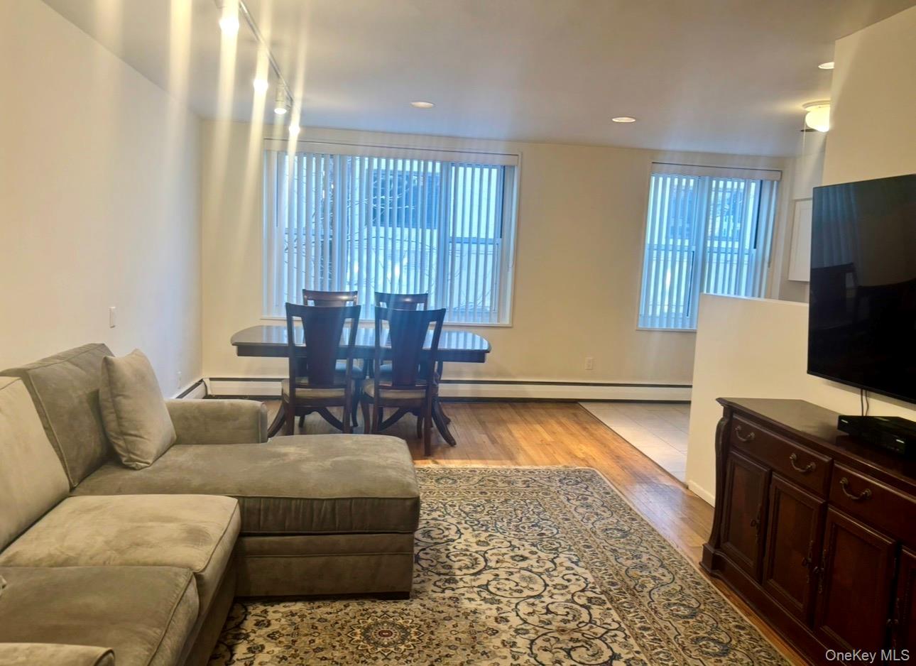 25 Canterbury Road # 2F, Great Neck, NY 11021