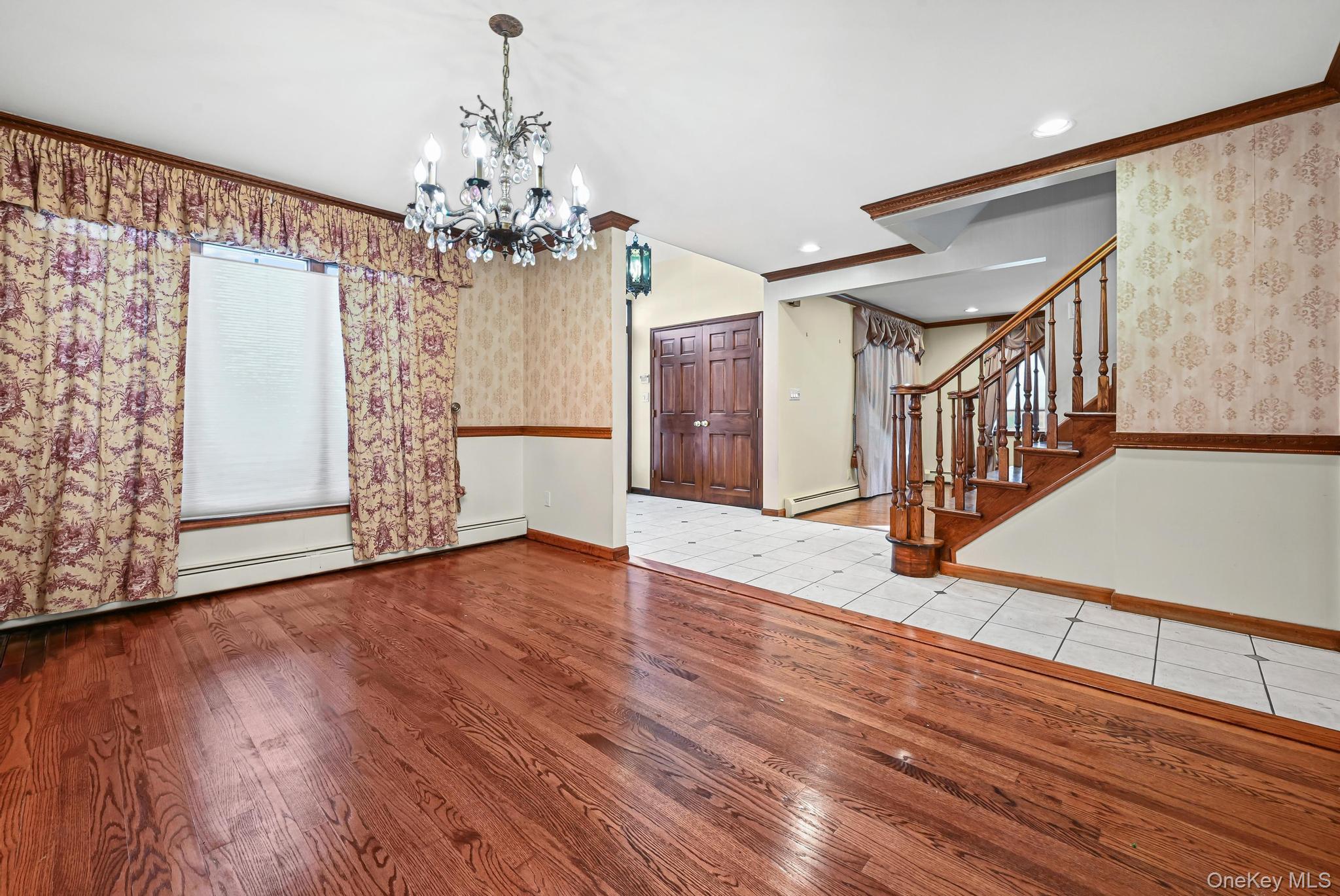 95 Oakdale Lane, East Hills, NY 11577