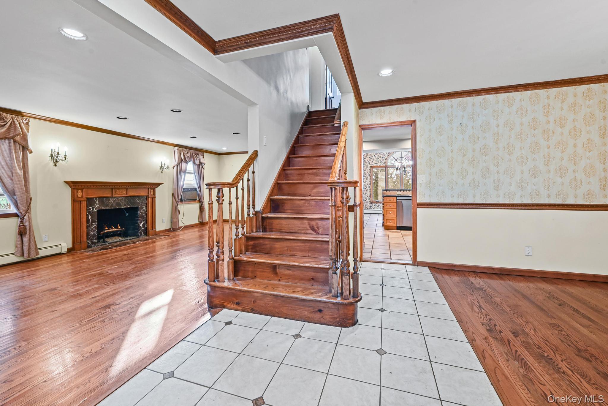 95 Oakdale Lane, East Hills, NY 11577