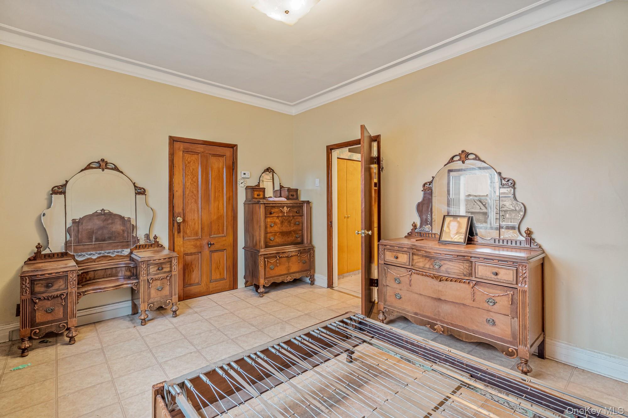 6923 59th Road, Maspeth, NY 11378