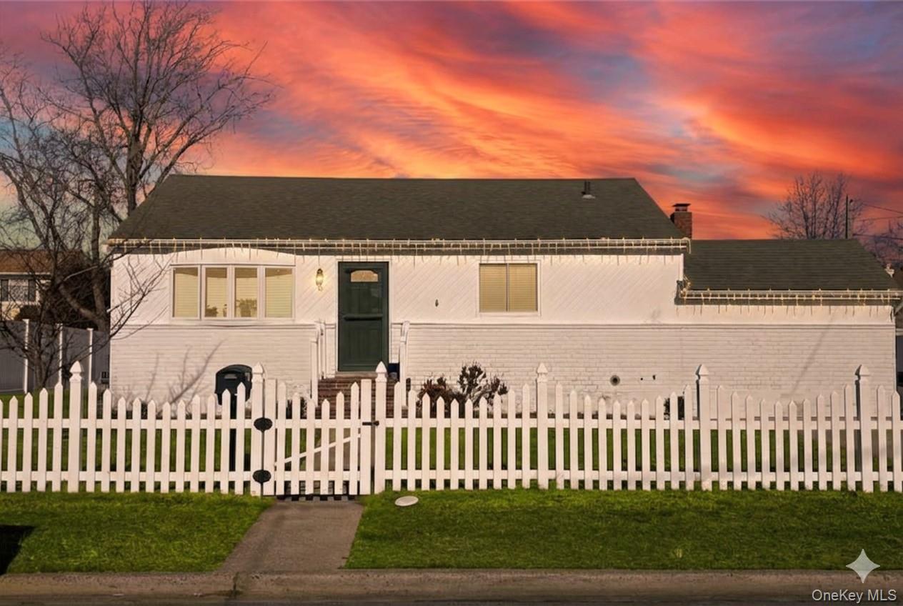 6 E Kissimee Road, Lindenhurst, NY 11757