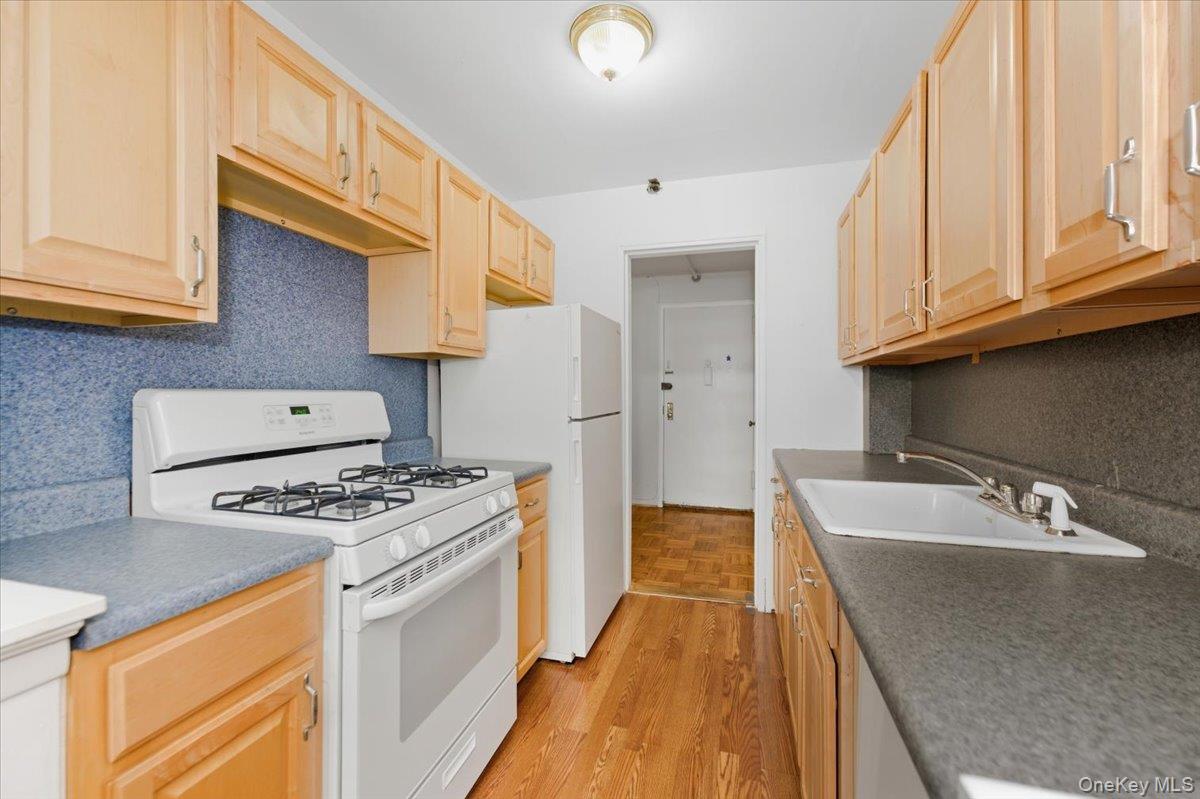 560 W Broadway # 1-H, Long Beach, NY 11561