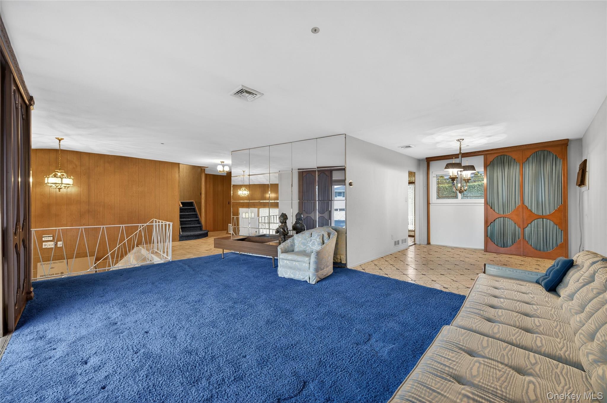 50 Netto Lane, Plainview, NY 11803