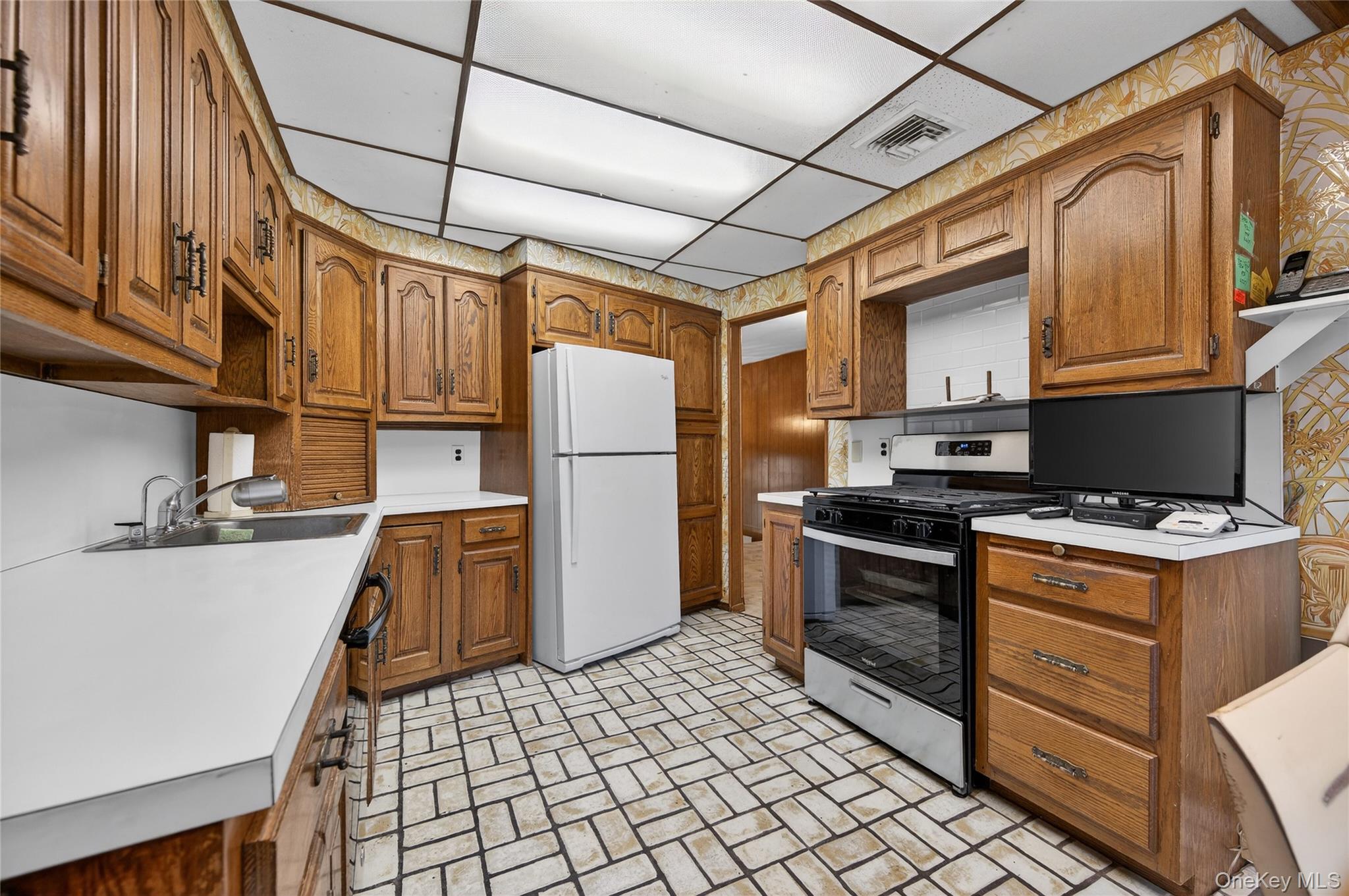 50 Netto Lane, Plainview, NY 11803