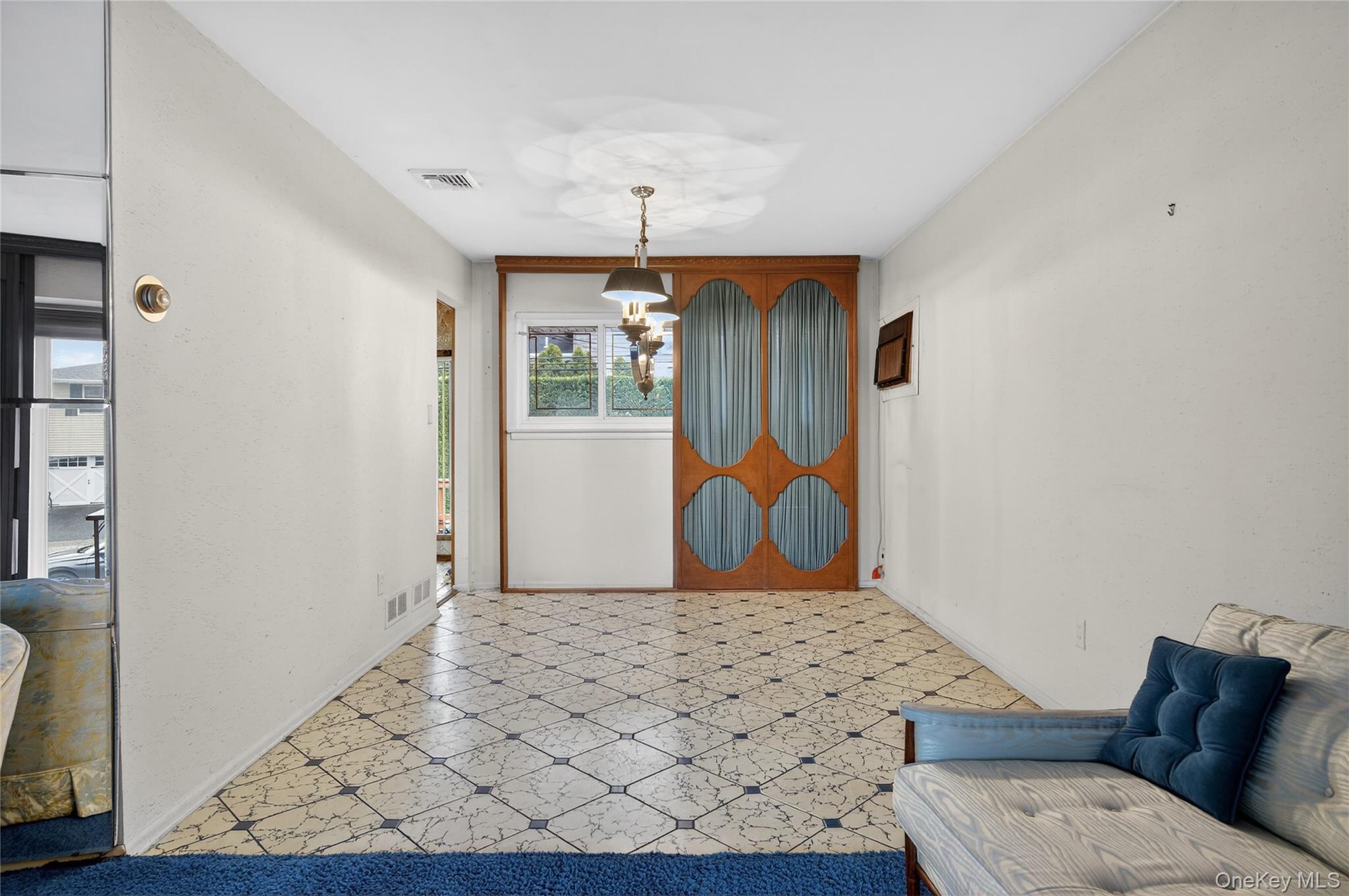 50 Netto Lane, Plainview, NY 11803