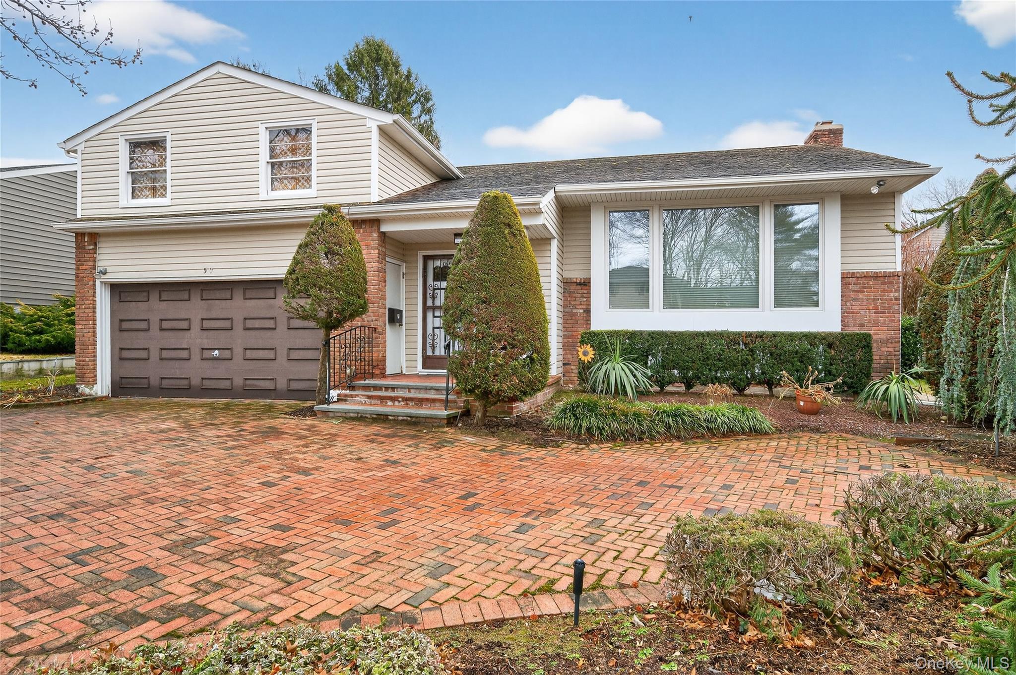 50 Netto Lane, Plainview, NY 11803