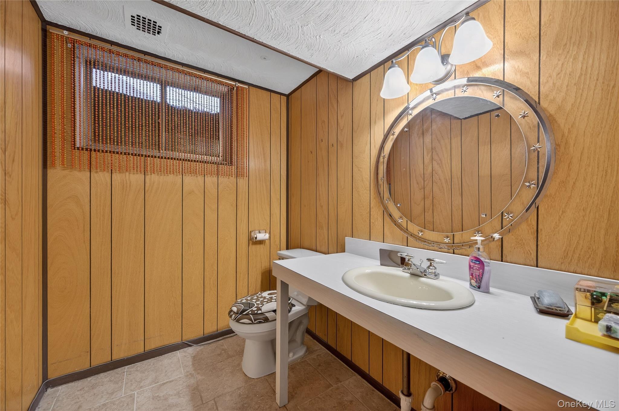 50 Netto Lane, Plainview, NY 11803