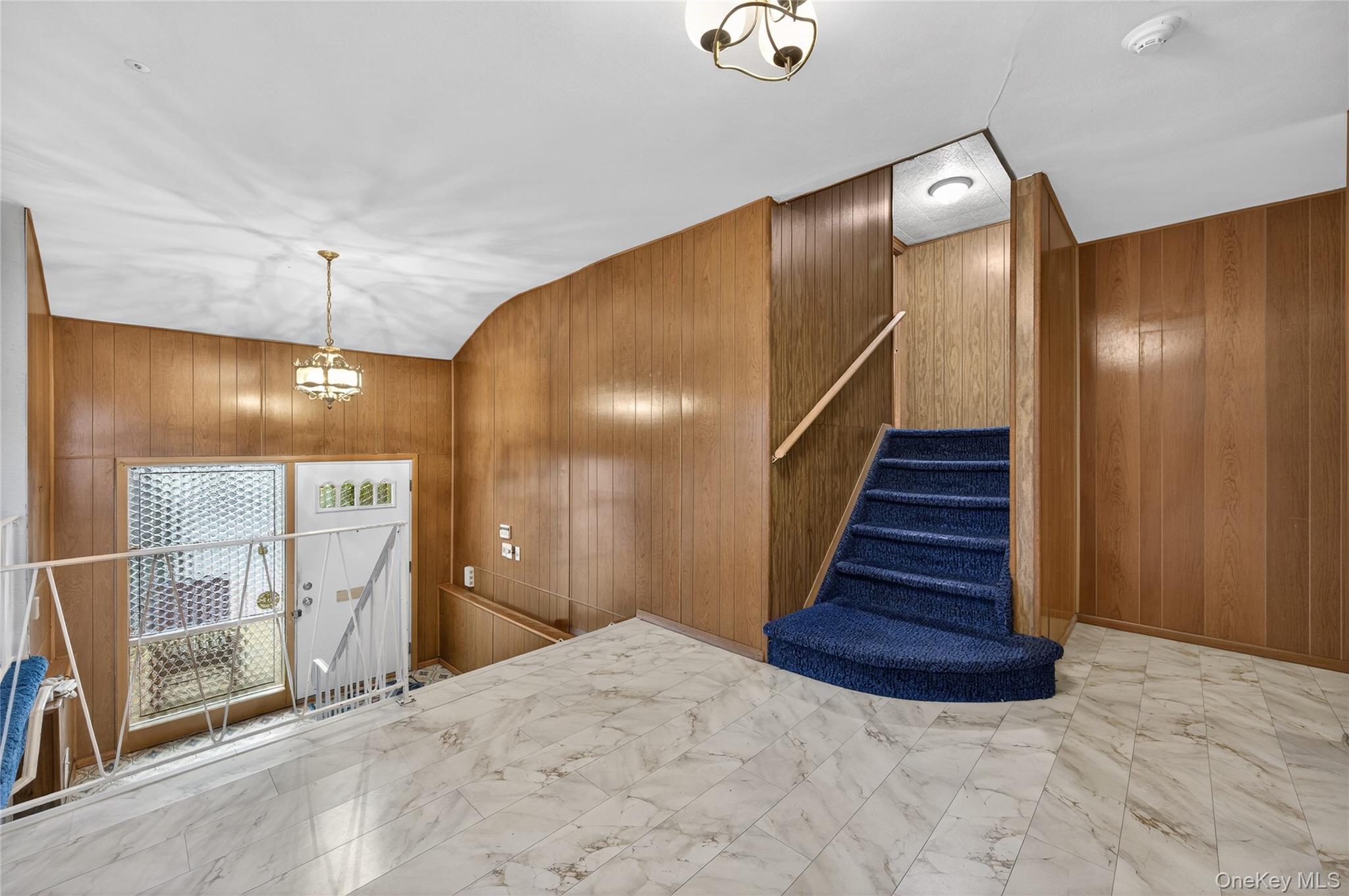 50 Netto Lane, Plainview, NY 11803