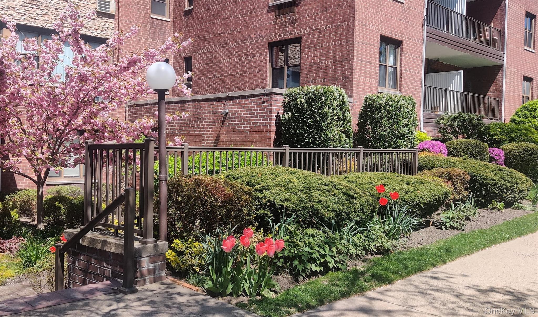 15 HILL PARK Avenue # 1-L, Great Neck Plaza, NY 11021