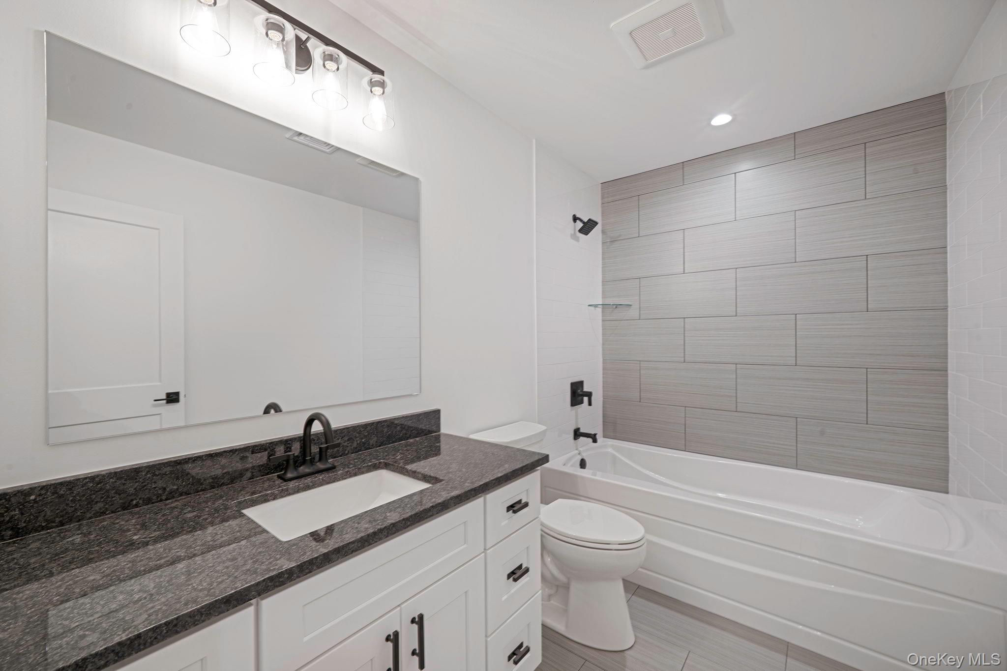 39 Locust Avenue S, Medford, NY 11763