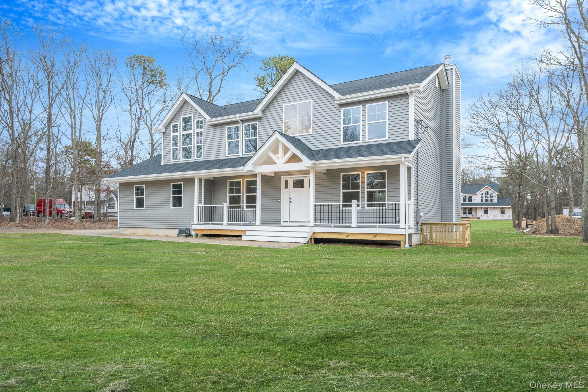 39 Locust Avenue S, Medford, NY 11763