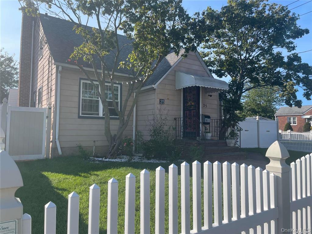 25 Grand Street, Elmont, NY 11003