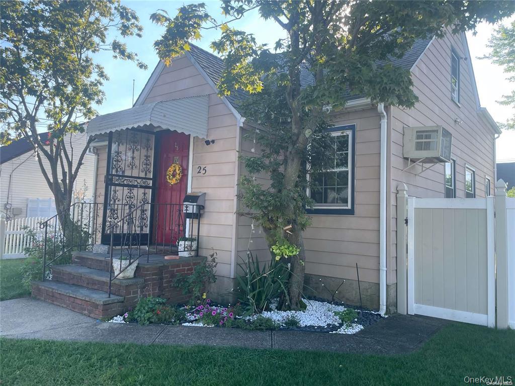 25 Grand Street, Elmont, NY 11003