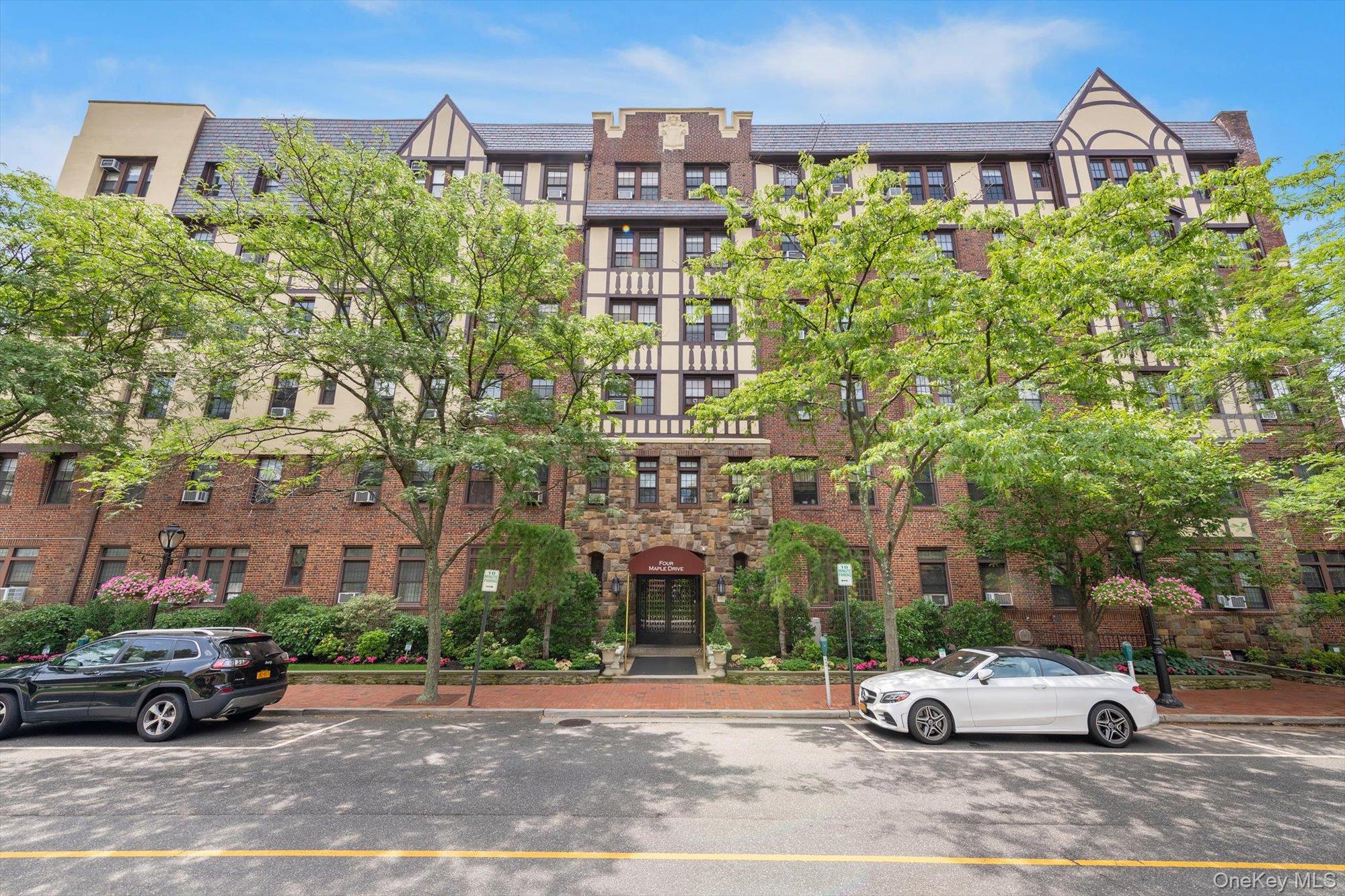 4 Maple Dr # 1J, Great Neck, NY 11021