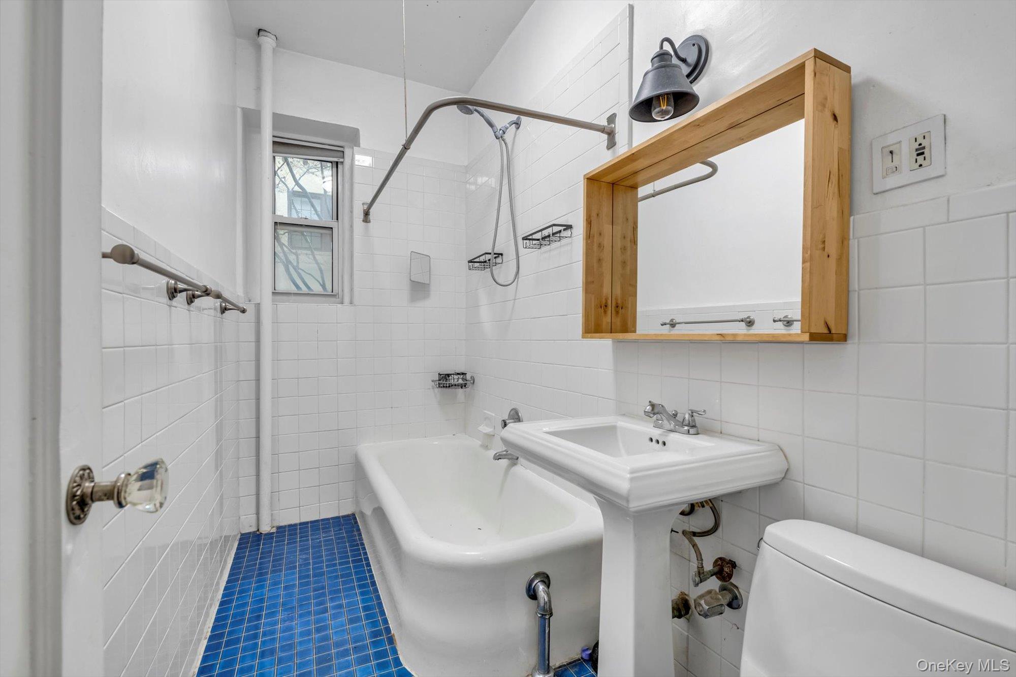 4 Maple Dr # 1J, Great Neck, NY 11021