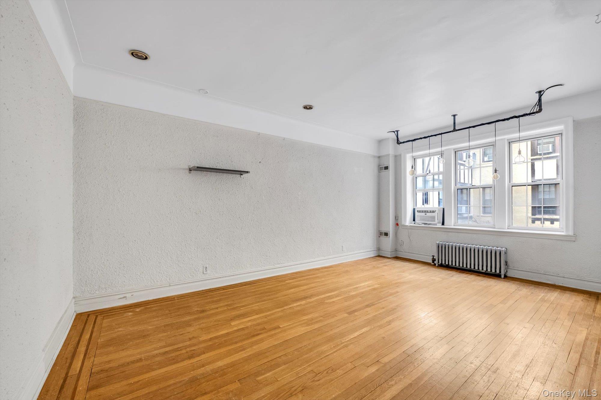 4 Maple Dr # 1J, Great Neck, NY 11021