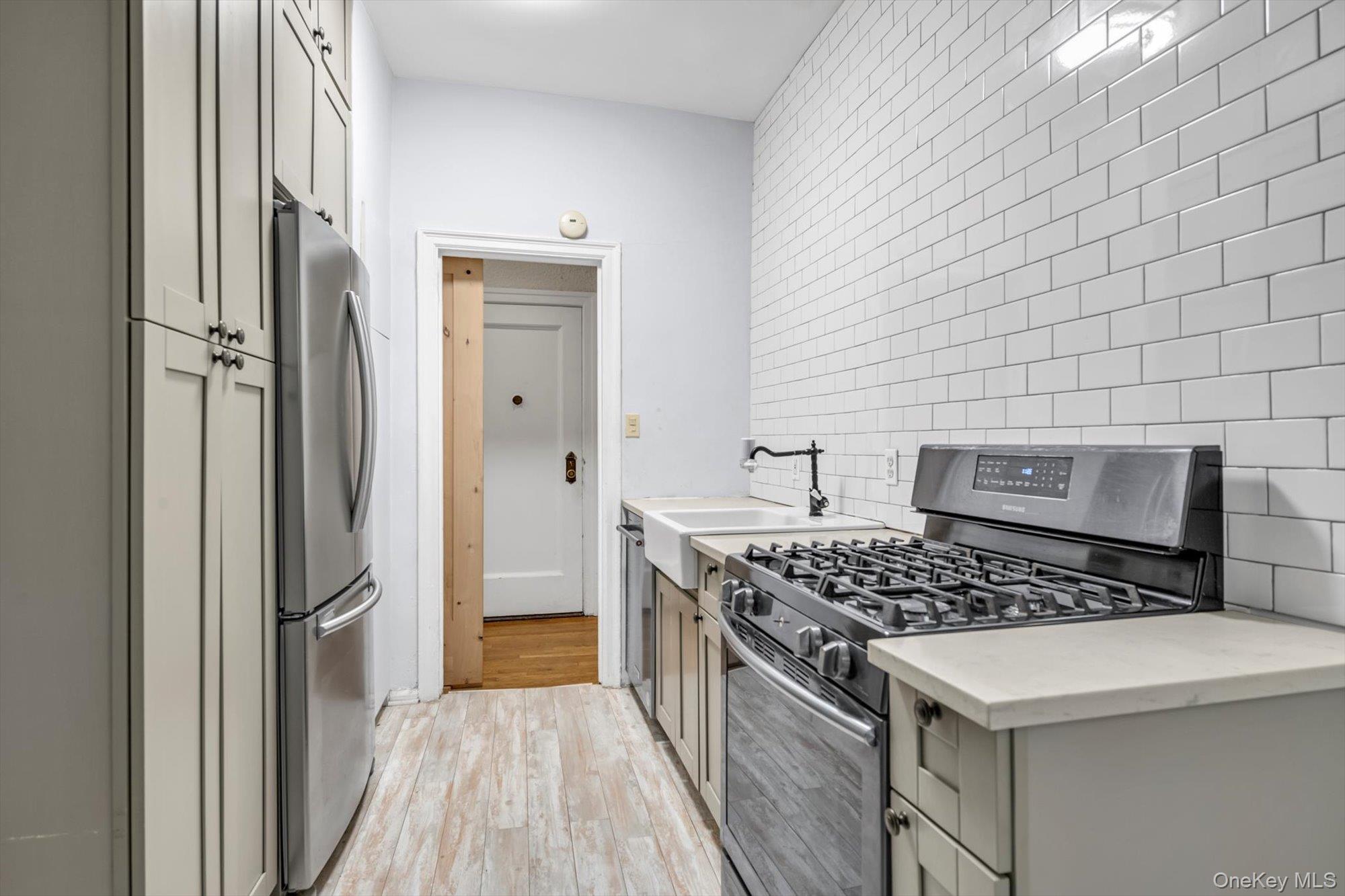 4 Maple Dr # 1J, Great Neck, NY 11021