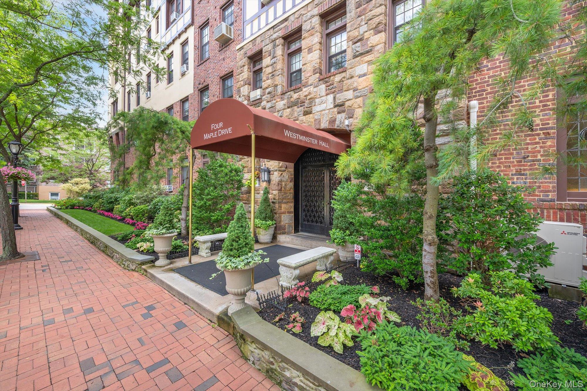 4 Maple Dr # 1J, Great Neck, NY 11021