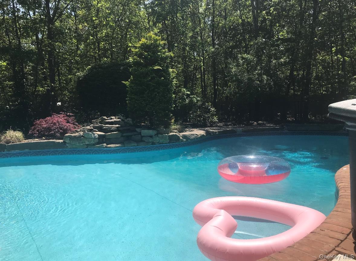 4 Sheila Court, Manorville, NY 11949