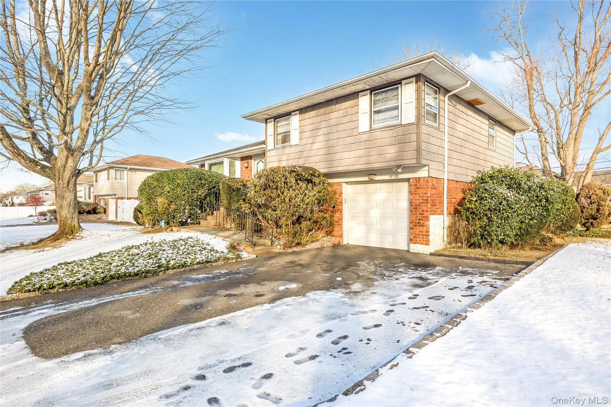 19 Parkdale Drive, Farmingdale, NY 11735