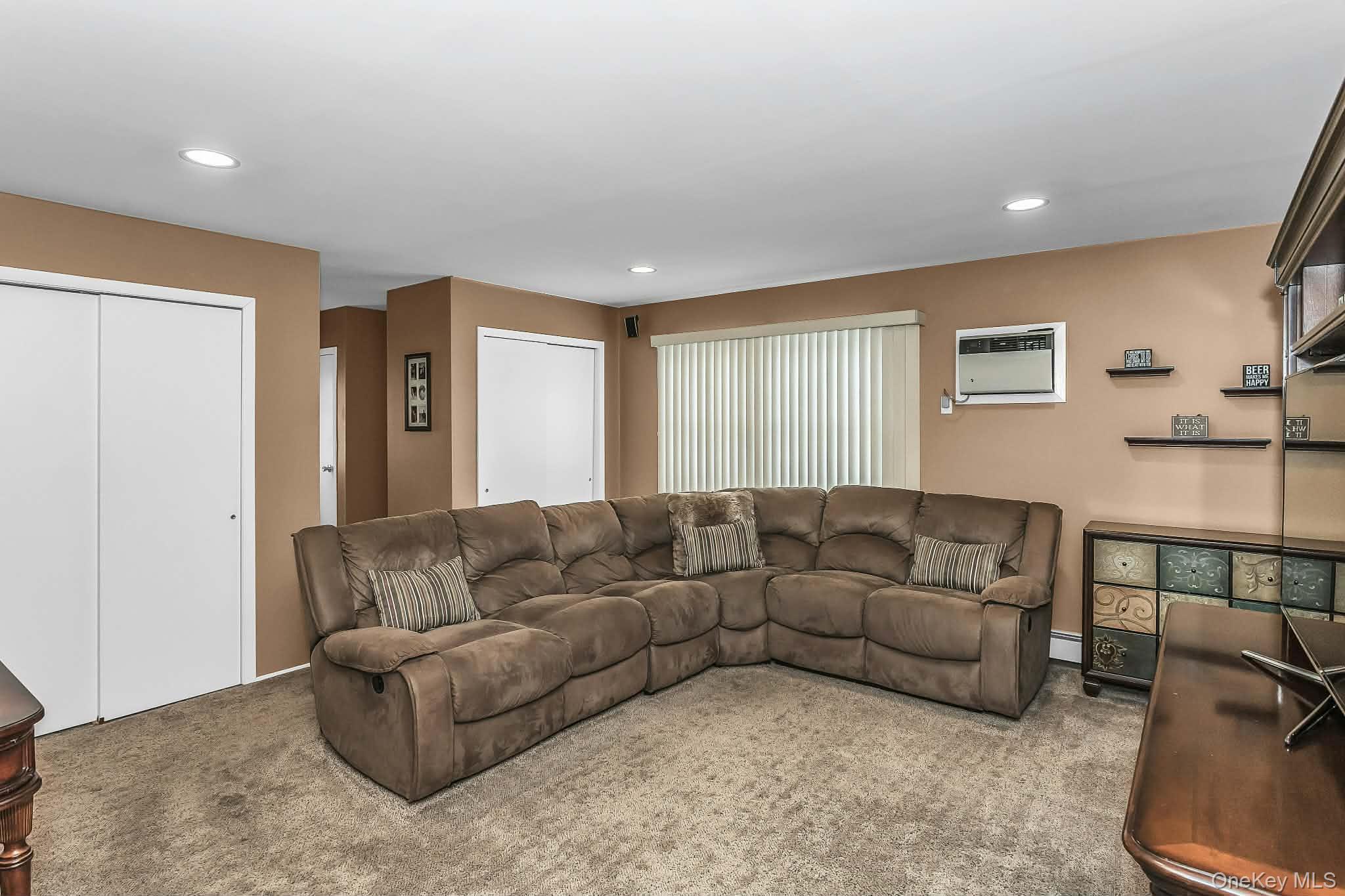 9 Blanche Street, Plainview, NY 11803