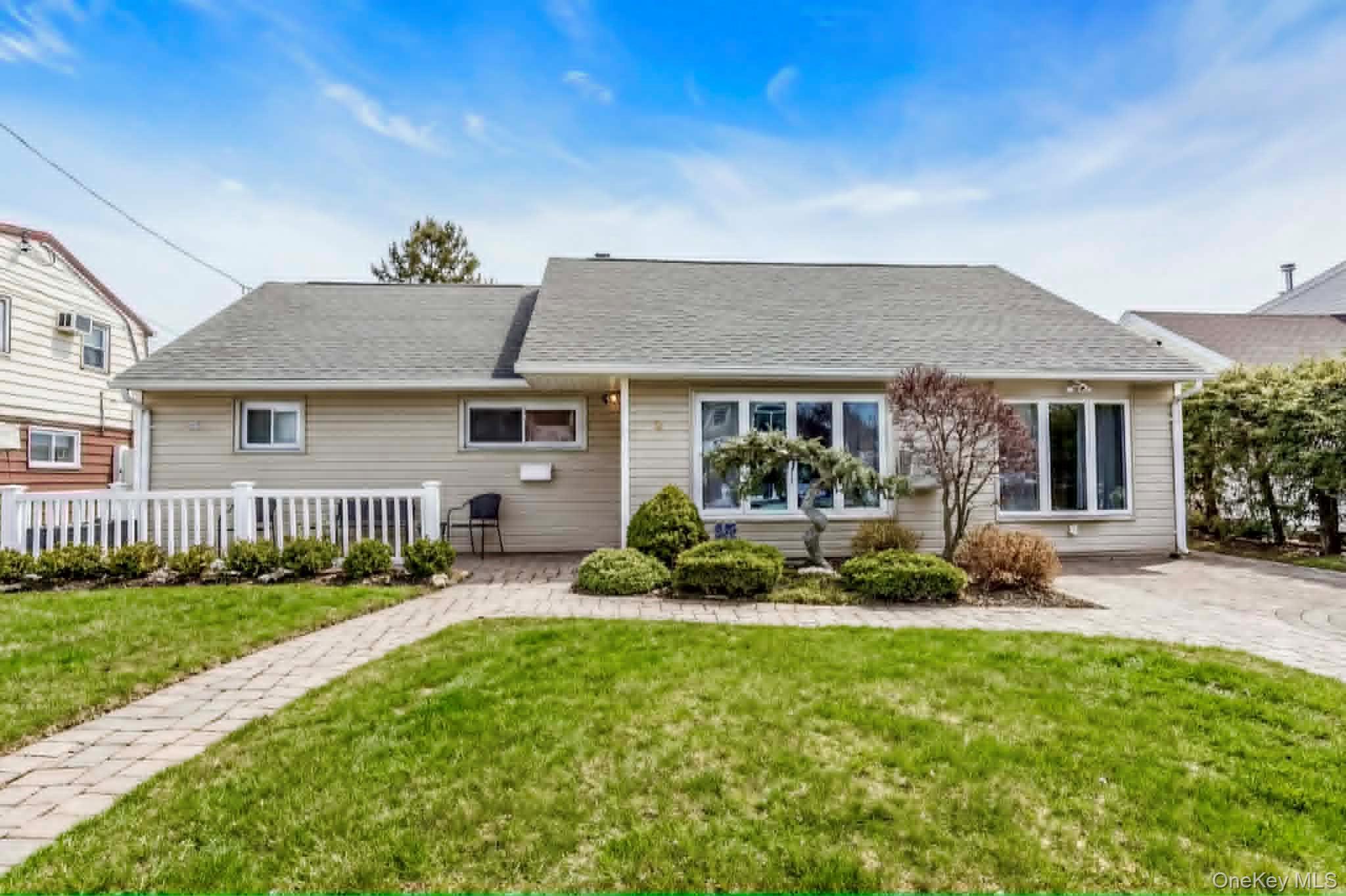 9 Blanche Street Street, Plainview, NY 11803