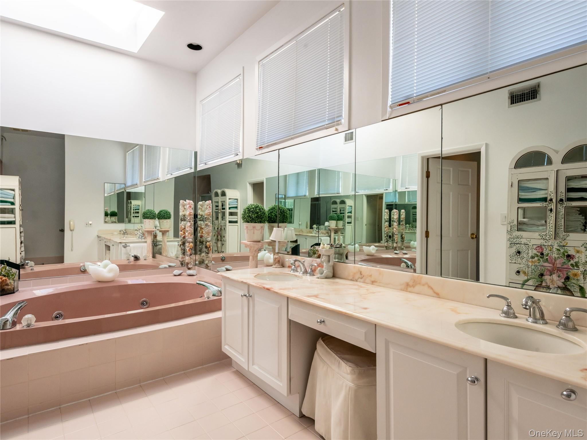 2 Bonnie Lynn Court, Roslyn, NY 11576