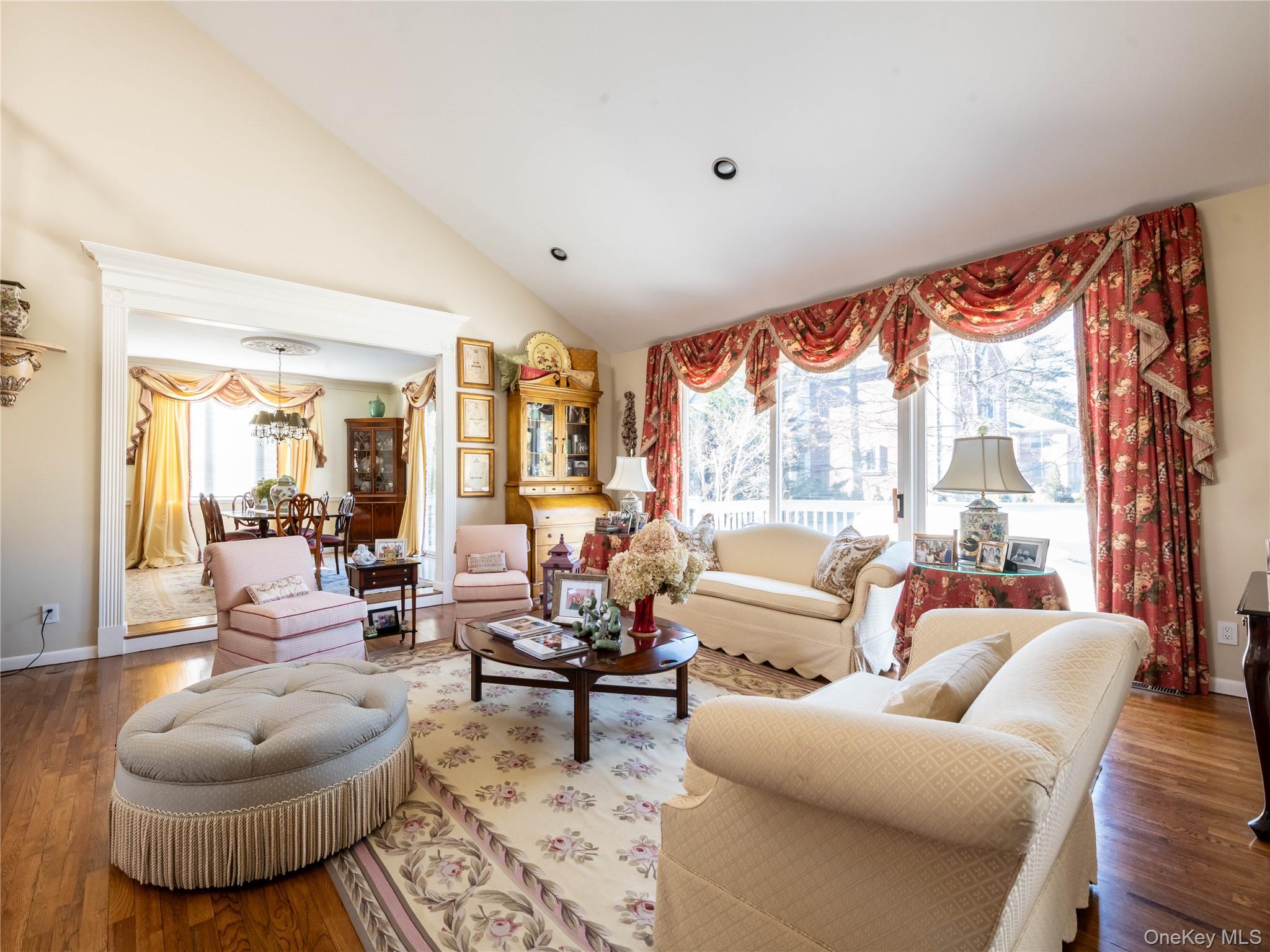 2 Bonnie Lynn Court, Roslyn, NY 11576