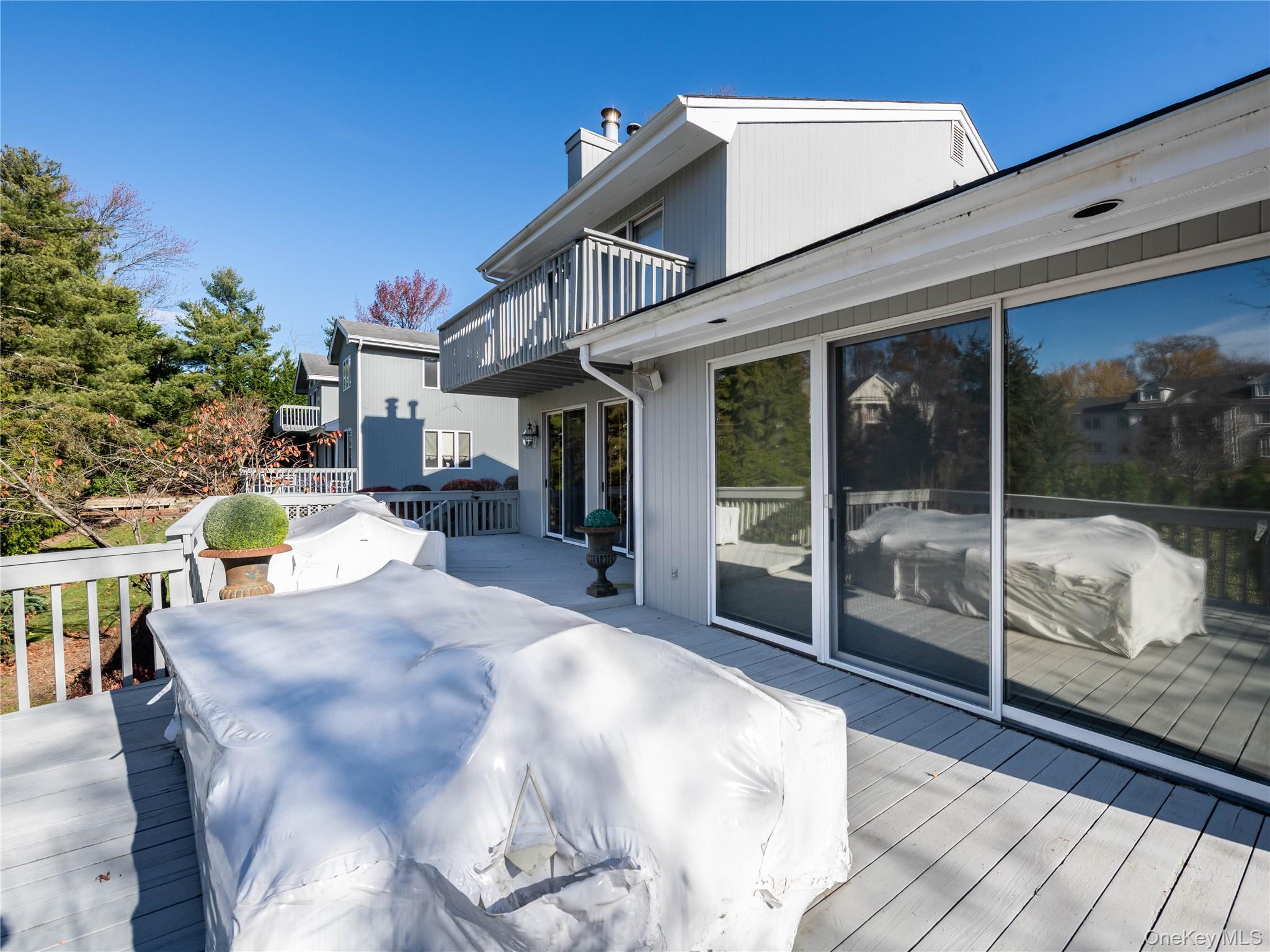 2 Bonnie Lynn Court, Roslyn, NY 11576