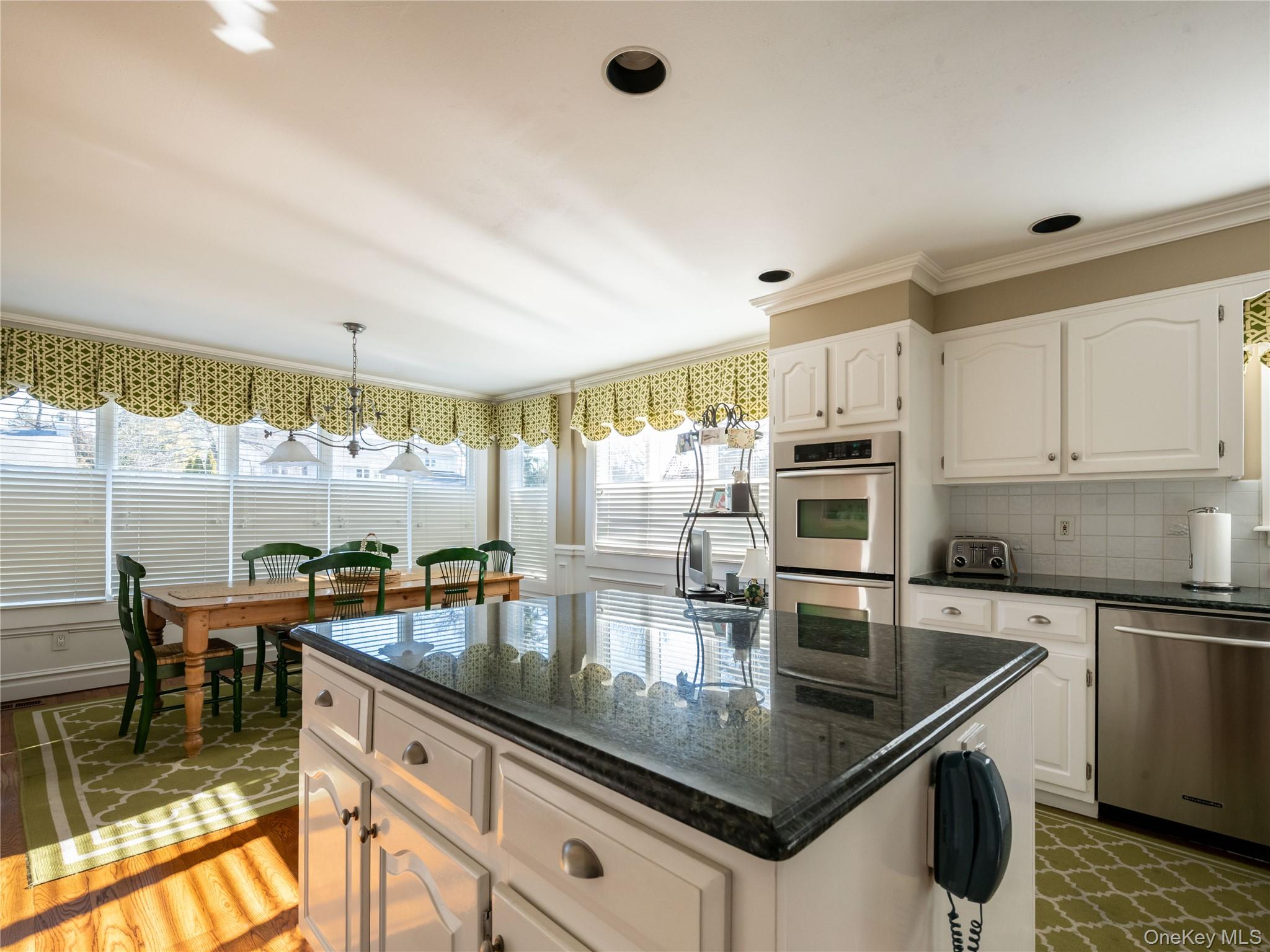 2 Bonnie Lynn Court, Roslyn, NY 11576