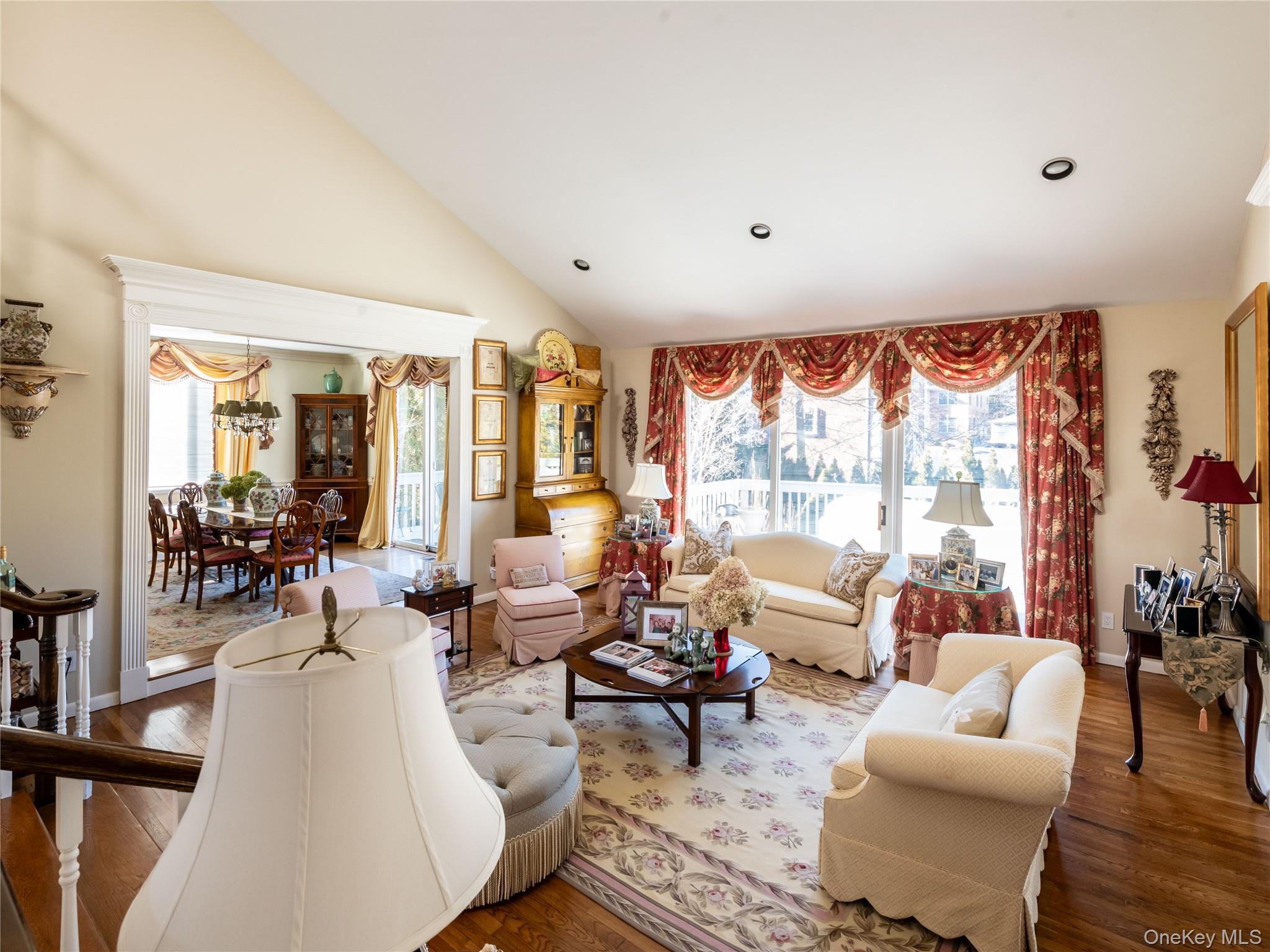 2 Bonnie Lynn Court, Roslyn, NY 11576