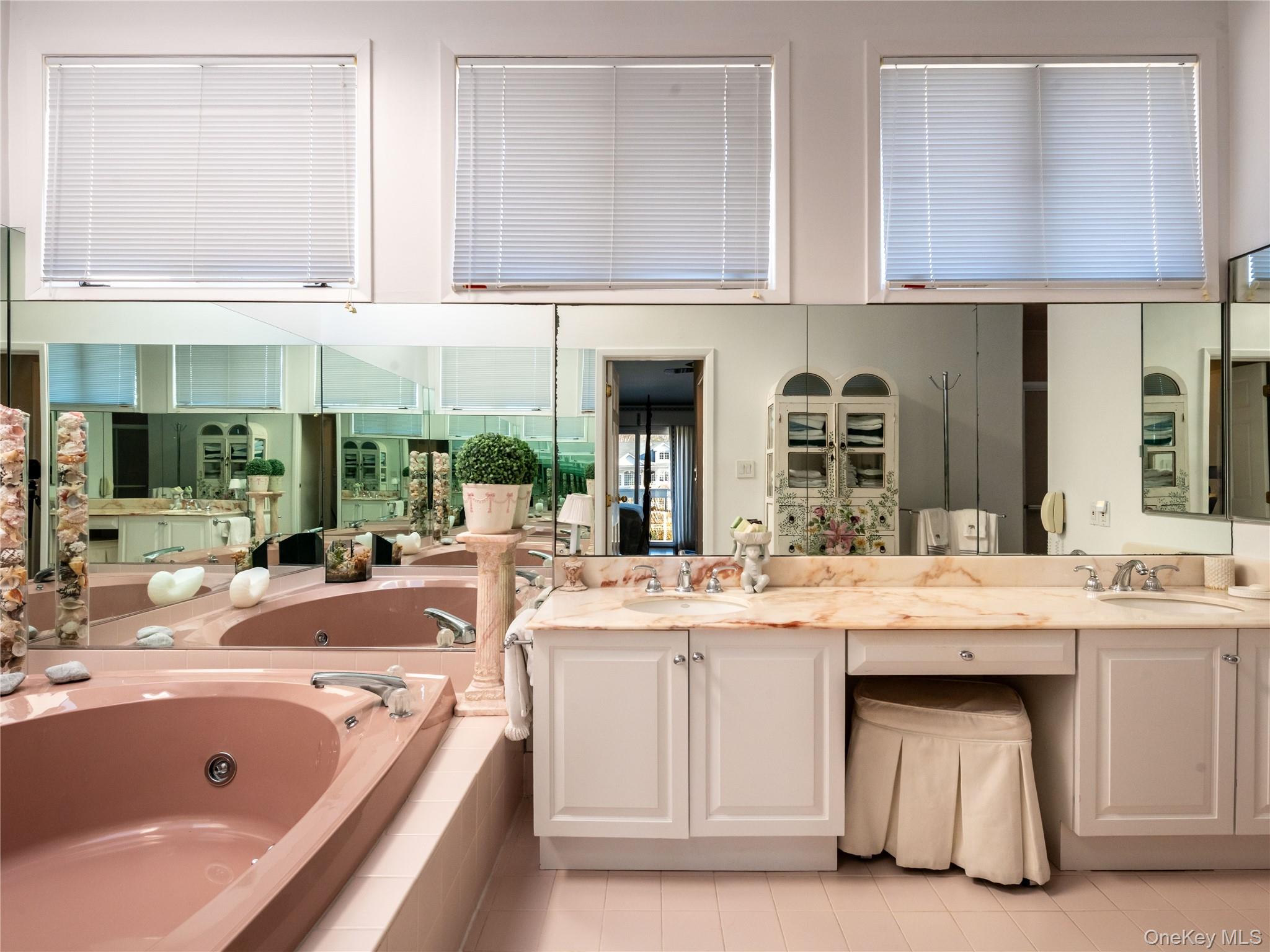 2 Bonnie Lynn Court, Roslyn, NY 11576