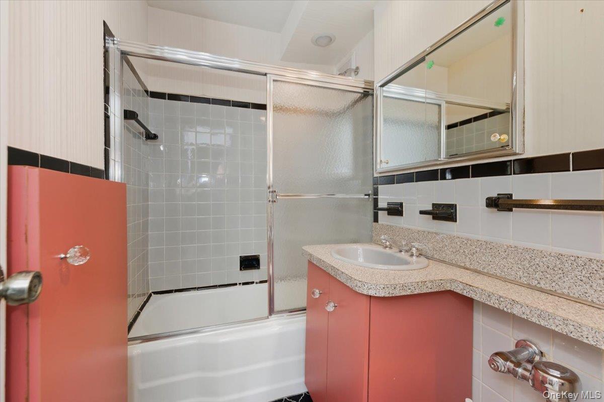 560 W Broadway # 6B, Long Beach, NY 11561