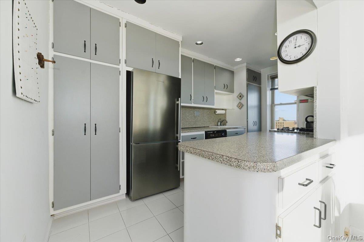 560 W Broadway # 6B, Long Beach, NY 11561