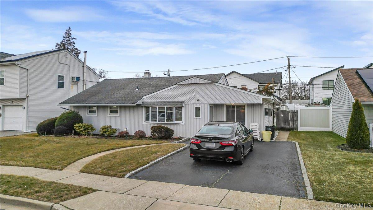 17 Wilson Lane, Bethpage, NY 11714