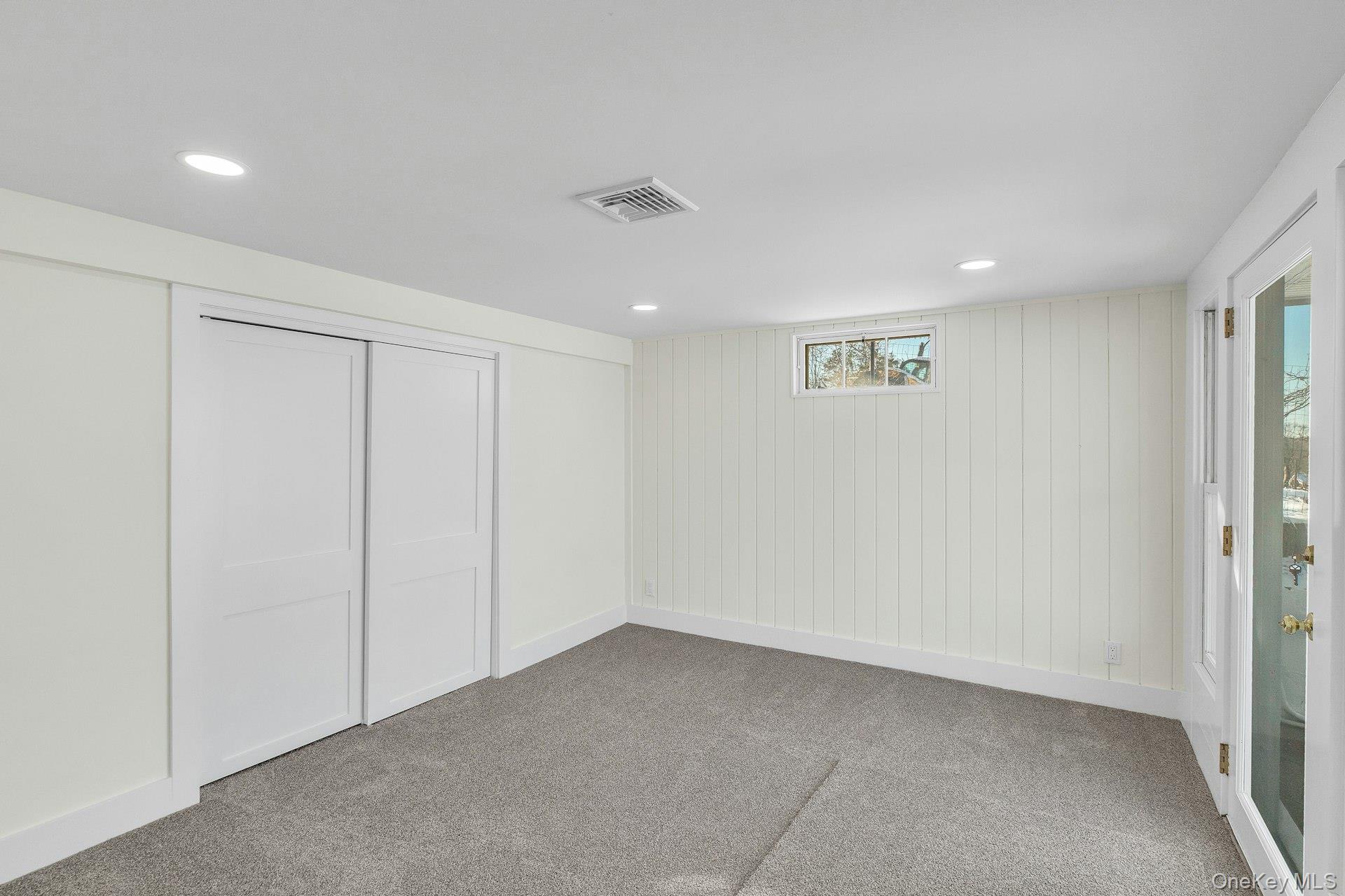 33 Oceanview Road, Hampton Bays, NY 11946