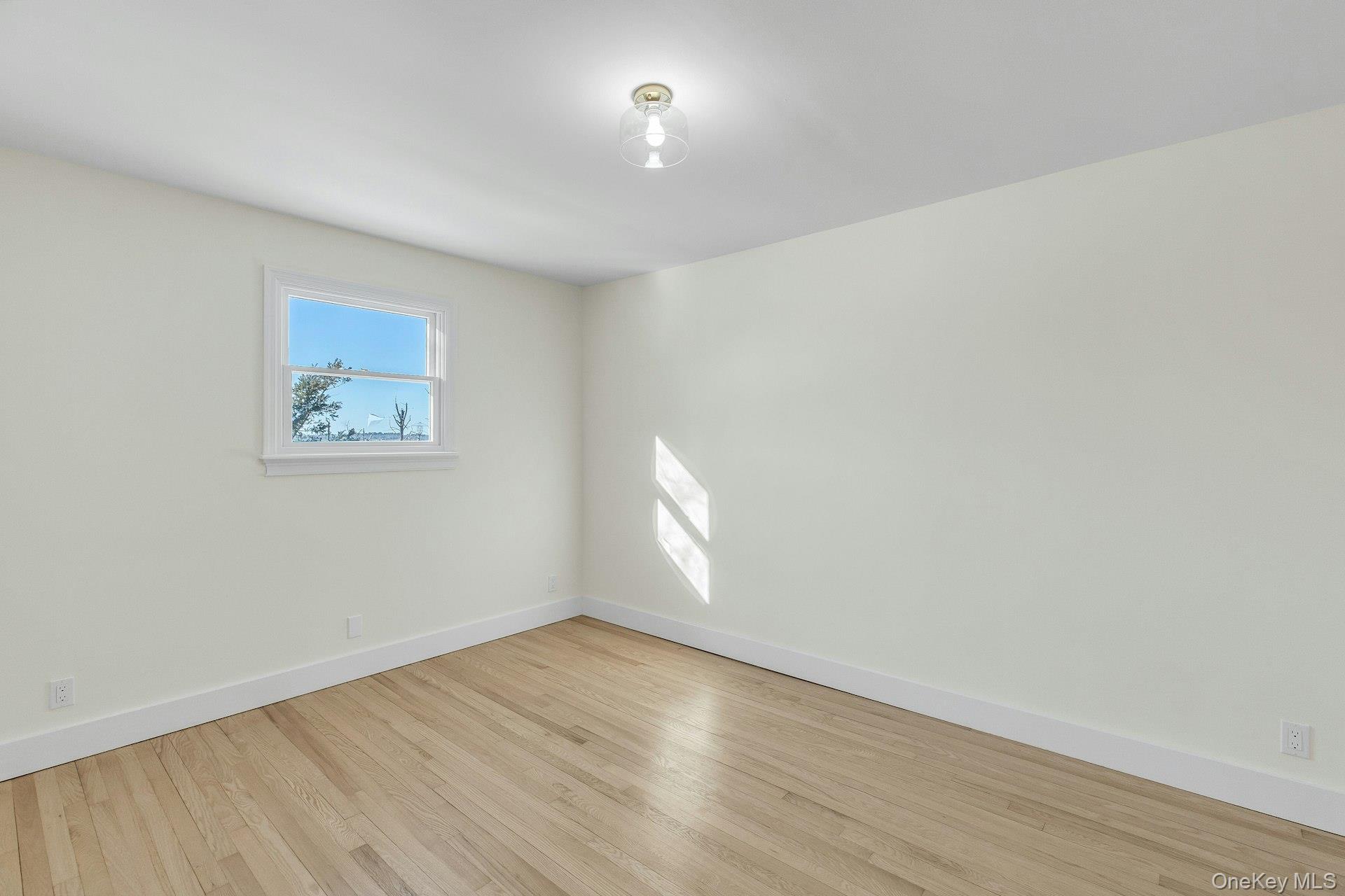 33 Oceanview Road, Hampton Bays, NY 11946