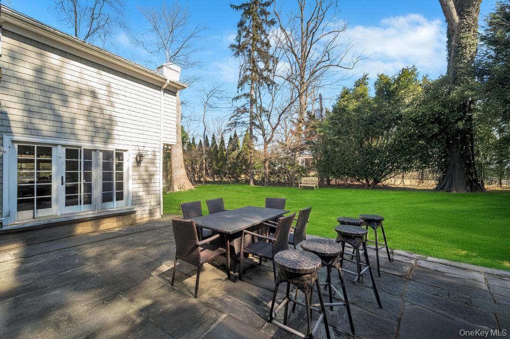 3 School House Lane, Great Neck, NY 11020