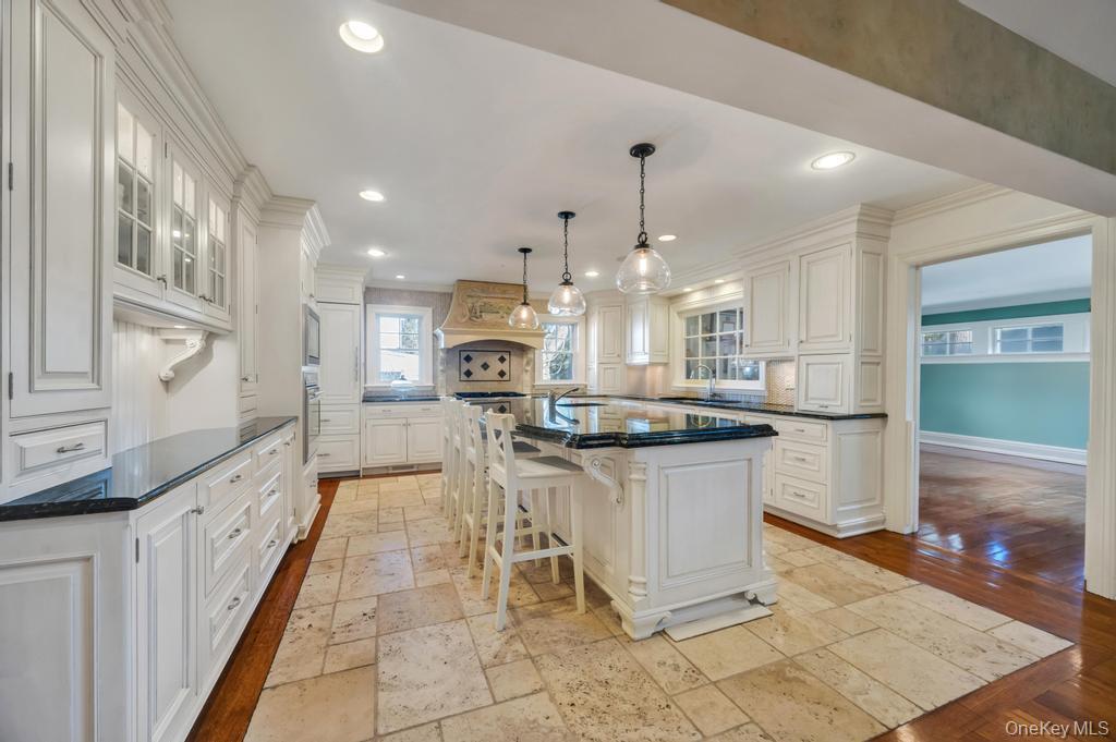 3 School House Lane, Great Neck, NY 11020